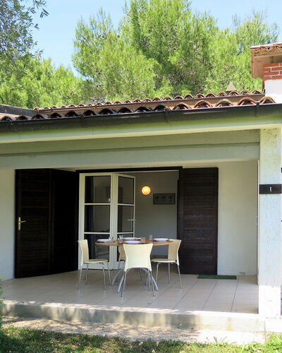 Grado 651: Plant, Building, Property, Table, Door, Tree, Shade, Chair, Sky, Land Lot
