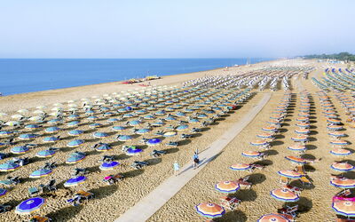 Bibione 646: Water, Sky, Cloud, Plant, Swimming Pool, Tree, Shade, Composite Material, Grass, Landscape