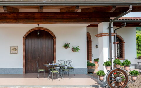 Collina San Ponzio: Plant, Property, Furniture, Building, Flowerpot, Shade, Wood, Interior Design, Door, Chair