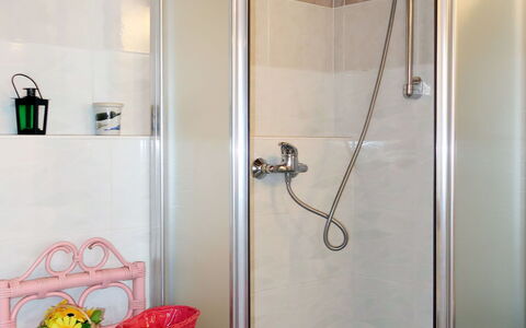 Sofia (Dma333): Shower Head, Plumbing Fixture, Property, Shower Door, Building, Shower, Product, Bathroom, Shower Bar