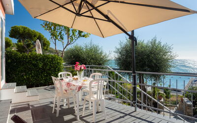 Accommodation:&nbsp;Magnolia (Slr405) 640.6