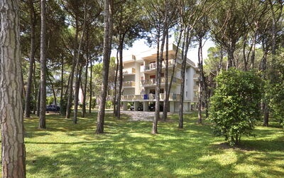 Bibione 634: Property, Tree, House, Grass, Estate, Building, Real Estate, Architecture, Woody Plant, Home