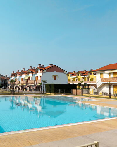 Rosolina Mare 651: Water, Sky, Swimming Pool, Azure, Building, Leisure, Composite Material, Real Estate, House, Recreation