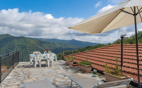 Tavole 603: Property, Hill Station, Mountain, Vacation, Roof, Tourism, House, Real Estate, Technology, Architecture