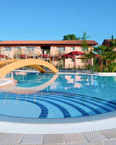 Lignano Riviera 609: Water, Sky, Daytime, Blue, Swimming Pool, Azure, Tree, Architecture, Urban Design, Plant