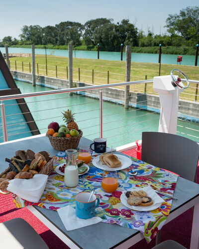 Lignano Riviera 610: Water, Furniture, Tableware, Table, Sky, Food, Chair, Outdoor Furniture, Swimming Pool, Tree