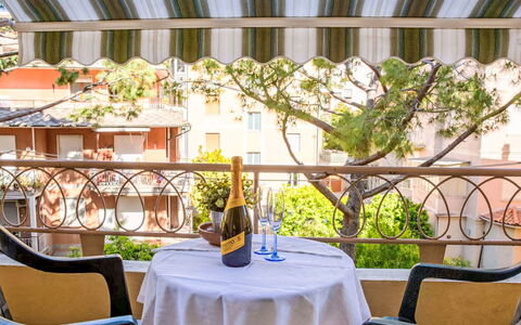 Imperatrice: Balcony, Awning, Outdoor Furniture, Chair, Houseplant, Outdoor Table, Shade, Flowerpot, Restaurant, Porch