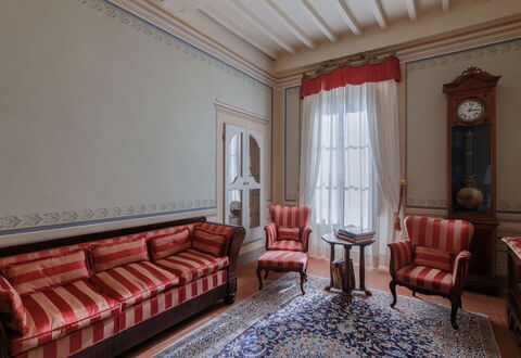 Appartamento Zefferini: Furniture, Building, Wood, Interior Design, Flooring, Floor, Couch, Chair, Clock, Picture Frame