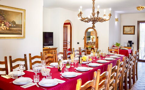 I Gigli di Montefiascone: Furniture, Interior Design, Table, Dining Room, Tableware, Chair, Ceiling, Room, Kitchen & Dining Room Table, Tablecloth