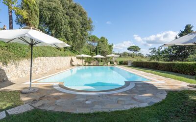 Parrino: Water, Sky, Plant, Swimming Pool, Cloud, Tree, Land Lot, Shade, Arecales, Residential Area