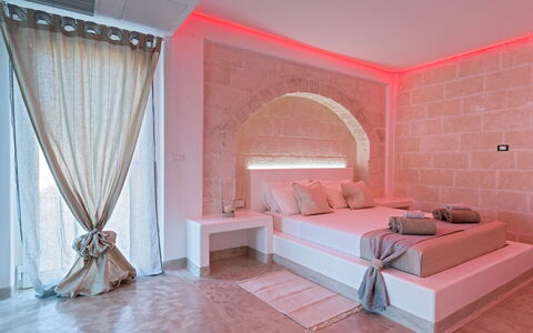 Villa Niraclo': Bed, Furniture, Room, Bedroom, Pink, Interior Design, Property, Wall, Canopy Bed, Bed Sheet