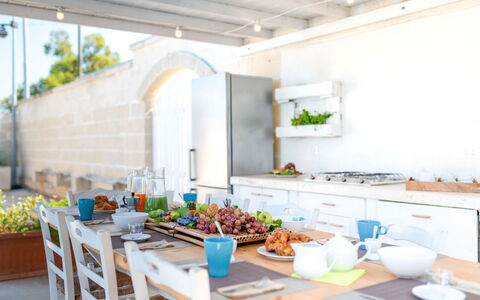 Villa Niraclo': Property, Azure, Tableware, Building, Interior Design, Kitchen, Food, Orange, Plant, Wood