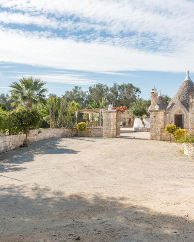 Trullo Suenn Con Piscina: Property, Sky, Wall, Building, Land Lot, Real Estate, House, Tree, Estate, Landscape