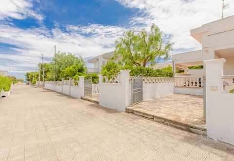 Villa Mezzaluna: Property, Real Estate, Residential Area, Building, House, Sky, Home, Architecture, Room, Tree