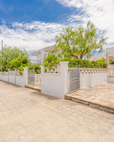 Villa Mezzaluna: Property, Real Estate, Residential Area, Building, House, Sky, Home, Architecture, Room, Tree