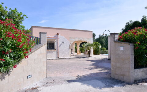 Villa Lidia Con Piscina: Property, Building, House, Real Estate, Hacienda, Architecture, Home, Tree, Estate, Villa