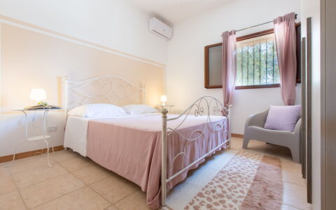 Villa Lidia Con Piscina: Bedroom, Room, Bed, Furniture, Property, Bed Sheet, Interior Design, Bed Frame, Floor, Suite