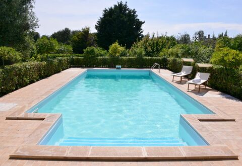 Villa Lidia Con Piscina: Swimming Pool, Property, Leisure, Grass, Real Estate, Rectangle, House, Building, Estate, Backyard
