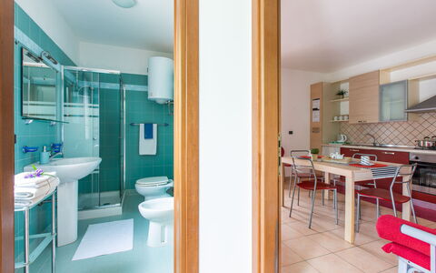 Prato Inglese Sinistro: Sink, Building, Property, Mirror, Furniture, Tap, Plumbing Fixture, Interior Design, Bathroom
