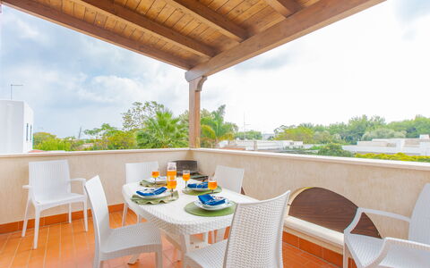 Prato Inglese Sinistro: Sky, Table, Furniture, Property, Cloud, Wood, Chair, Tableware, Outdoor Furniture, Shade