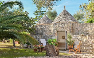 L'alcova: Property, House, Tree, Building, Wall, Home, Cottage, Historic Site, Real Estate, Architecture