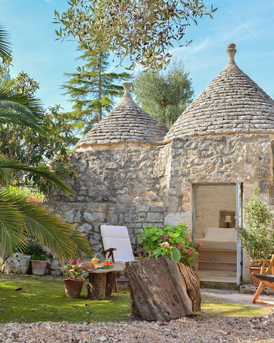 L'alcova: Property, House, Tree, Building, Wall, Home, Cottage, Historic Site, Real Estate, Architecture