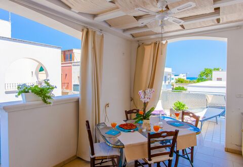 Appartamento Pineta Mare: Table, Furniture, Property, Building, Plant, Blue, Flowerpot, Houseplant, Chair, Window