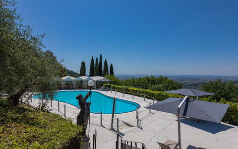 Villa Alfresco: Swimming Pool, Outdoor Furniture, Hill Station, Resort, Outdoor Table, Eco Hotel, Resort Town, Umbrella, Sunlounger