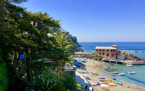 Dai Fiorentini - Apartment In Levanto: Coast, Sea, Sky, Azure, Property, Tree, Vacation, Beach, Town, Shore