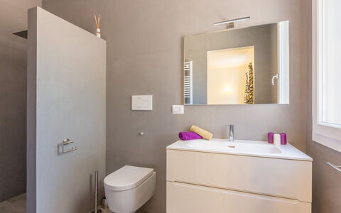 Villa Stella Cadente: Mirror, Property, Tap, Sink, Bathroom Cabinet, Plumbing Fixture, Bathroom Sink, Bathroom, Purple