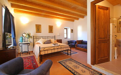 Susanna: Room, Property, Furniture, Building, Interior Design, Ceiling, Living Room, House, Real Estate, Floor