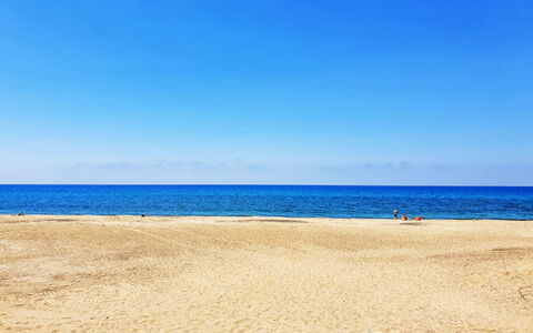 Sinago: Blue, Beach, Water, Body Of Water, Daytime, Natural Environment, Horizon, Sea, Coast