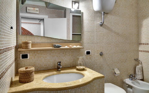 49 Little House: Brown, Tap, Mirror, Bathroom Sink, Plumbing Fixture, Sink, Property, Bathroom, Lighting, Interior Design