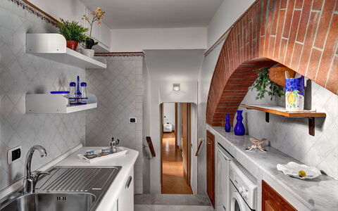 49 Little House: Countertop, Cabinetry, Kitchen Sink, Sink, Property, Furniture, Plant, White, Building, Tap