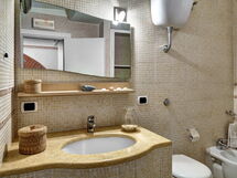 49-little-house-sorrento-apartament-bathroom