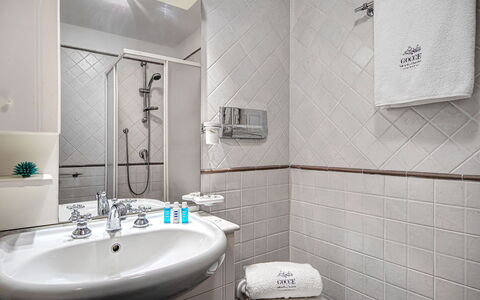 La Baia Dello Chalet: Mirror, Tap, Plumbing Fixture, Bathroom Sink, Property, Sink, Building, Bathroom Cabinet, Bathroom, Black