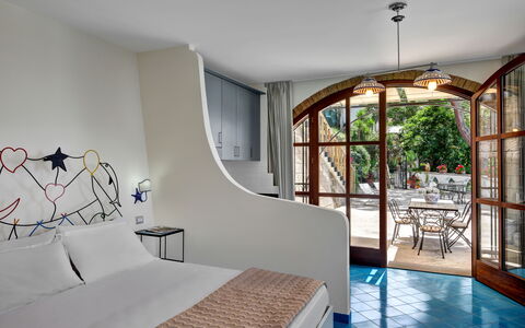 Appartamento Lobra: Water, Furniture, Property, Azure, Comfort, Plant, Interior Design, Shade, Wood, Floor