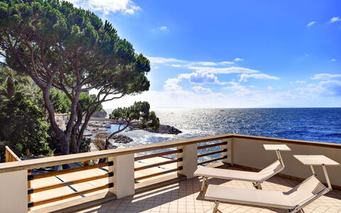 Appartamento Lobra: Cloud, Sky, Water, Wood, Tree, Fence, Coastal And Oceanic Landforms, Outdoor Furniture, Shade, Leisure