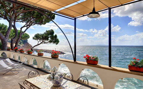 Appartamento Lobra: Sky, Water, Plant, Furniture, Property, Building, Flower, Table, Flowerpot, Cloud
