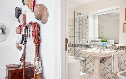 Country Lemonvilla: Mirror, Tap, White, Plumbing Fixture, Bathroom, Sink, Interior Design, Building, Floor, Wood