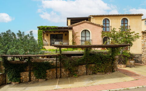 Rokkaria: Sky, Plant, Cloud, Building, Window, Land Lot, House, Landscape, Tree, Real Estate