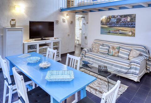 Appartamento Ivana - Levanto: Room, Interior Design, Table, Furniture, Couch, Television Set, Living Room, Home, Flat Panel Display