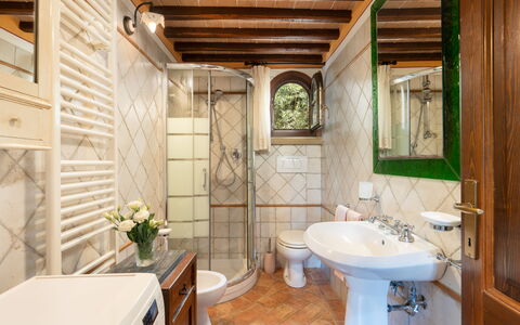 Villa Laura: Mirror, Tap, Plumbing Fixture, Plant, Sink, Property, Bathroom Sink, Interior Design, Bathroom, Purple