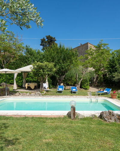 Sissi: Water, Plant, Sky, Property, Swimming Pool, Tree, Building, Shade, Land Lot, Grass