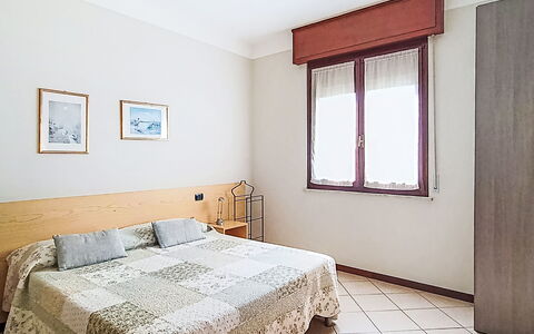 Bonatti: Bed, Bedding, Interior Design, Furniture, Bedroom, Floor, Bed Sheet, Flooring, Room, Wood