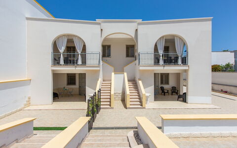 Case Pantanagianni: Sky, Building, Shade, Urban Design, Plant, Residential Area, Facade, Real Estate, Landscape, Apartment