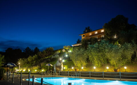 Villa Alfresco: Water, Sky, Building, Blue, Nature, Swimming Pool, Tree, Arecales, Plant, Leisure