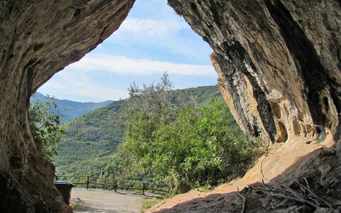 Toirano 604: Furniture, Comfort, Wood, Bed, Lighting, Shade, Window, Floor, Flooring