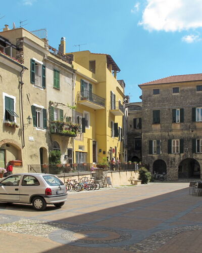 Marisol: Building, Window, Town, Road Surface, Street, City, Neighbourhood, Facade, Road, Residential Area