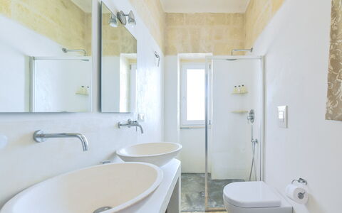Villa Ofelia: Mirror, Tap, Plumbing Fixture, Sink, Bathroom Sink, Property, Photograph, White, Purple, Bathroom